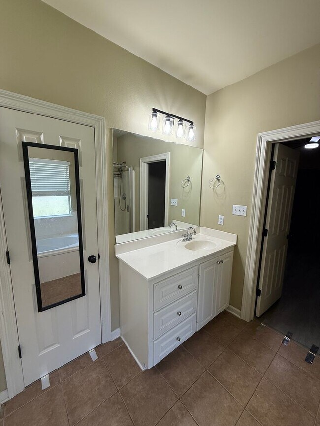 Building Photo - 3BD 2BA House on Nicholson Lakes Subdivision