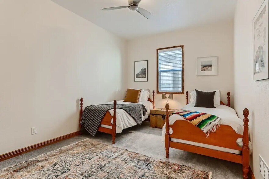 Building Photo - 973 Galapago St