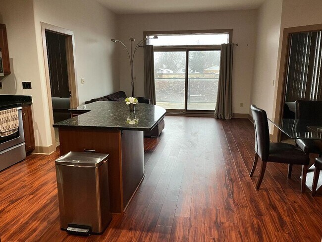 Building Photo - 600 Albert St