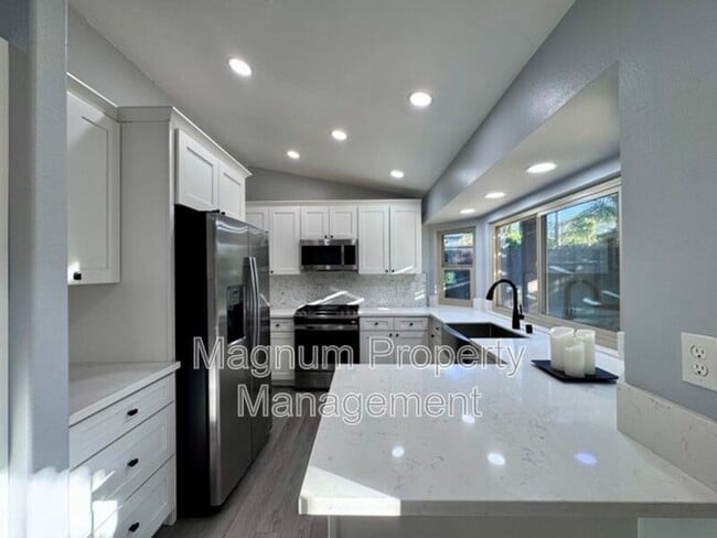 Building Photo - 45627 Clubhouse Dr