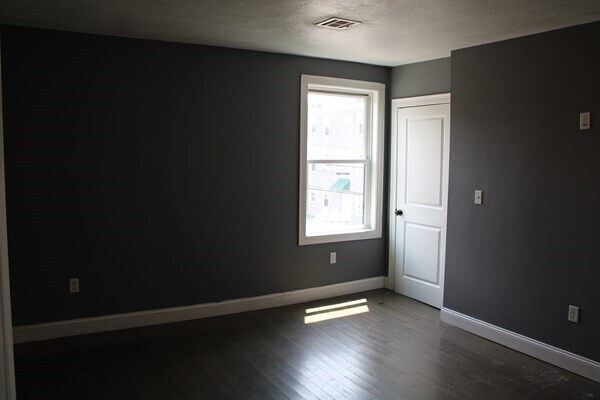 Building Photo - 211 Green St