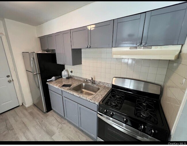 Building Photo - 16 Knowles St