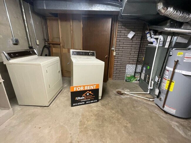 Building Photo - 4 bdrm 3 bth plus a Den/office Home 2 Car ...