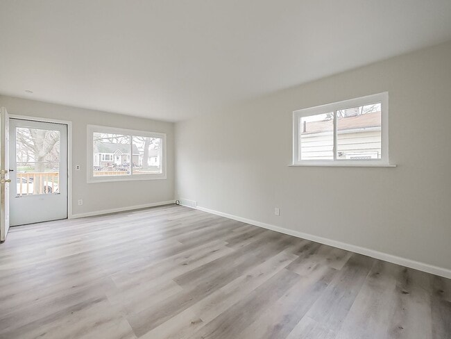 Building Photo - AVAILABLE NOW! Charming 3-Bedroom Home in Prime Pontiac Location