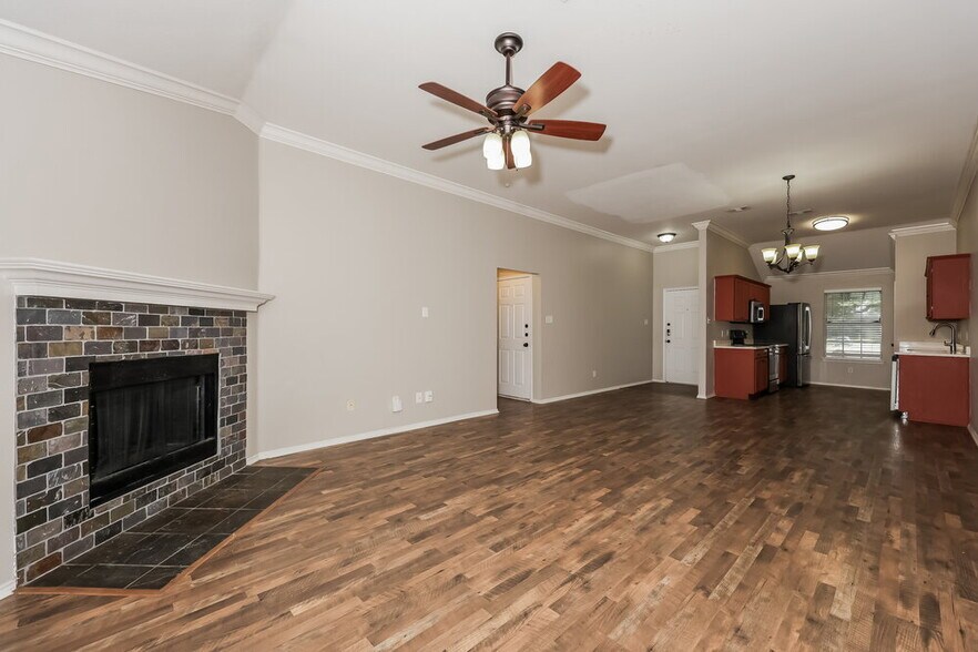 Building Photo - 1300 Maple Terrace Dr