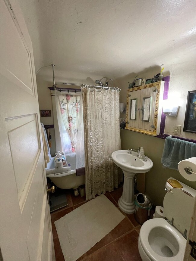 Building Photo - 4 Bed Home in Hidden OASIS!