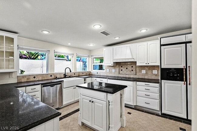 Building Photo - 3645 Forestcrest Dr