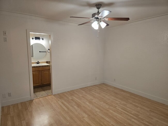 Building Photo - LOFT BEDROOM, 1.5 BATHS WITH ATTACHED 1 CA...