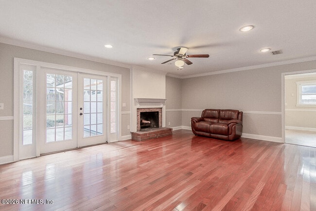 Building Photo - 1549 Montrose Ave E