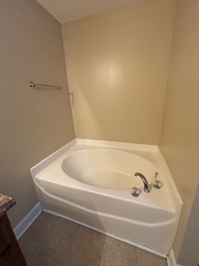 Building Photo - AVAILABLE NOW!