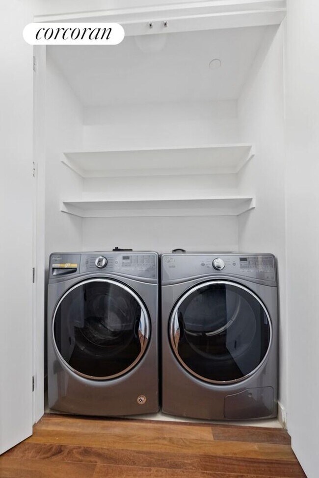 Building Photo - 210 W 96th St