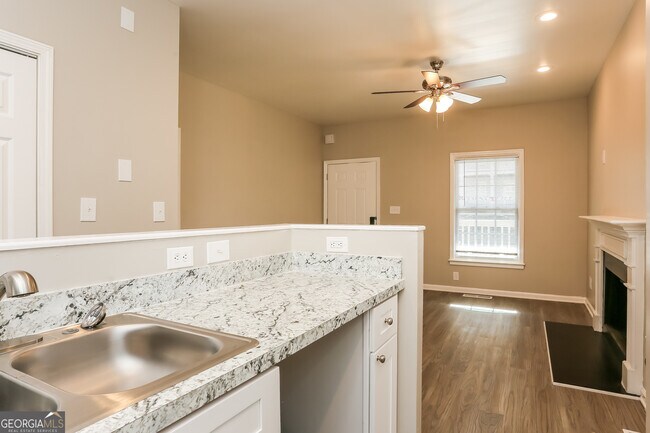 Building Photo - 1011 Parsons St SW