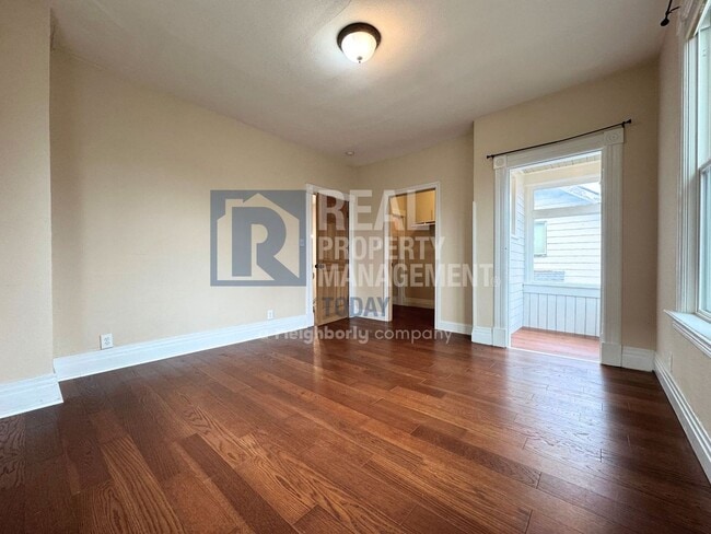 Building Photo - Charming Historic 3 Bedroom!