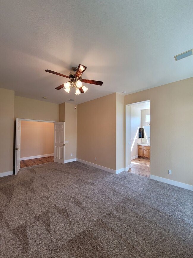 Building Photo - Stunning 2-Bed, 2.5-Bath Entertainer's Gem in Gated Summerset I