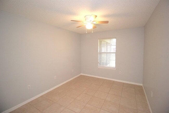 Building Photo - 12 Round Table Ln
