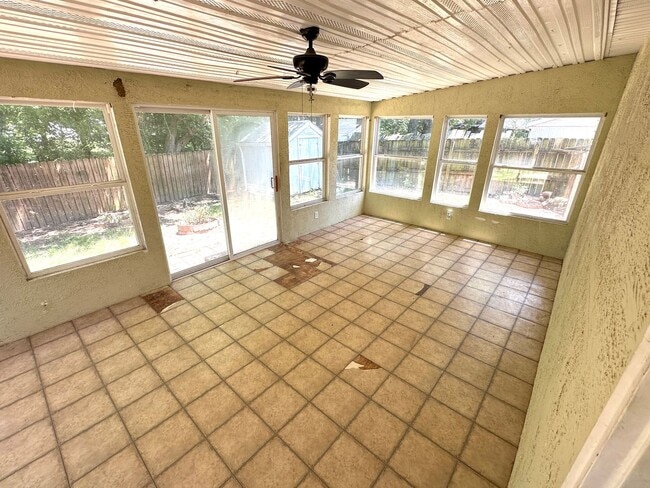 Building Photo - For Lease: 3 Bed, 2 Bath Central Joplin-$1200