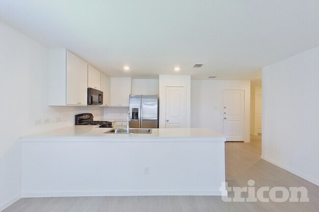 Building Photo - 1604 Parlier St