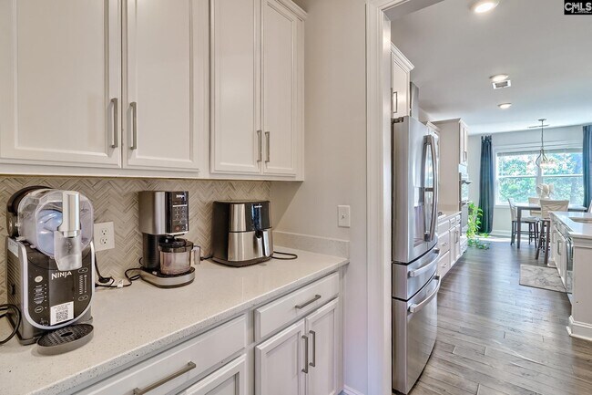 Building Photo - 558 Mahonia Rd