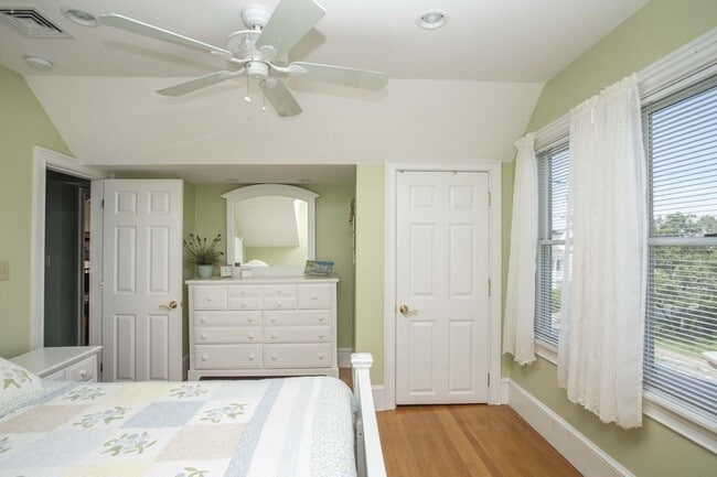 Building Photo - 63 Glades Rd