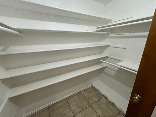 Building Photo - 2 bed 2 bath townhome