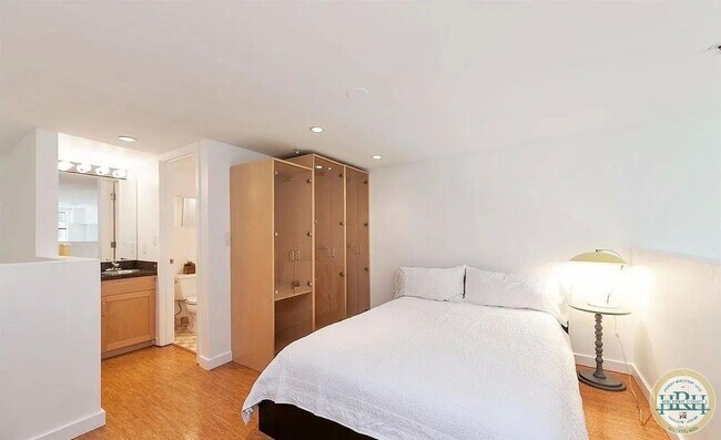 Building Photo - Spacious 1BR|2BA Loft Style Condo in the h...