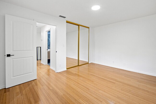 Building Photo - 19 Vía Lago