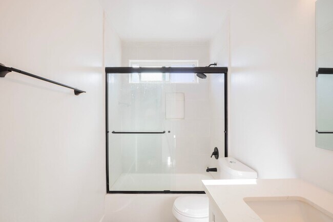 Building Photo - Newly Remodeled Top Floor 1 Bed / 1 Bath Apartment in Prime West Hollywood
