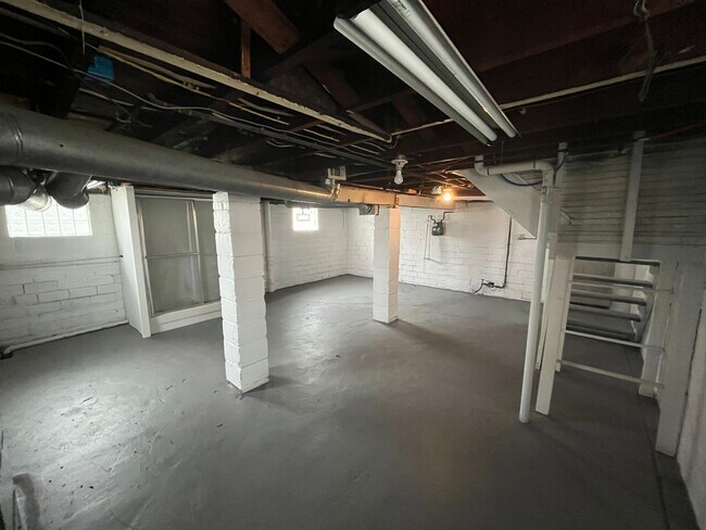 Building Photo - Old Brooklyn Area - 3 Bedroom Single Famil...