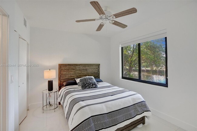 Building Photo - 516 SE 1st Cir