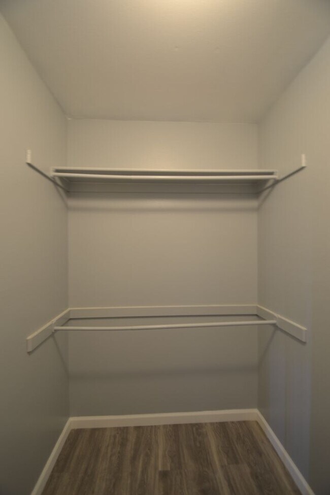 Building Photo - Available NOW, 2 bedroom townhome w/ AC - ...