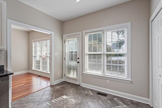 Building Photo - Spacious 4 Bedroom Raleigh Home - Fenced i...