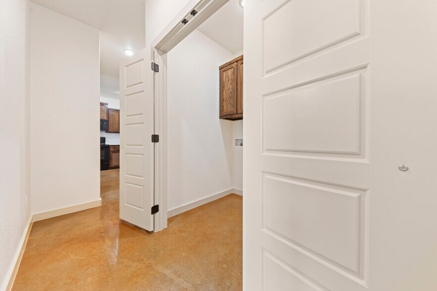 Building Photo - 1918 Caspian Trl