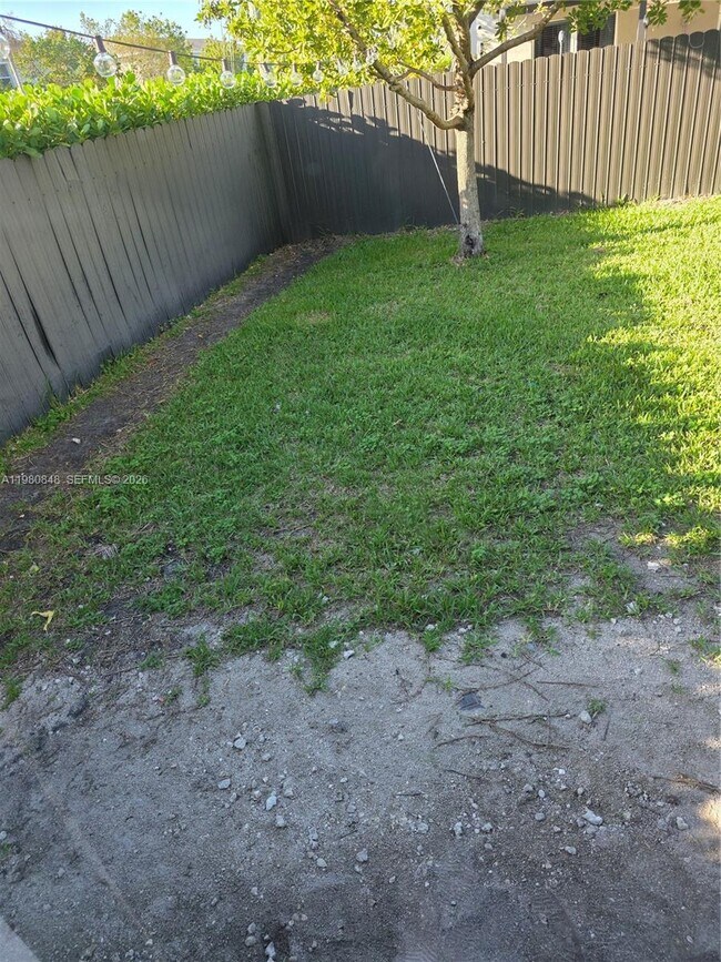 Building Photo - 600 NE 4th Ter