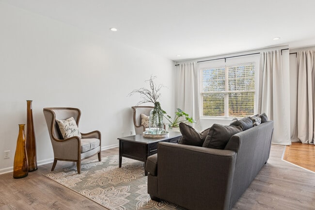 Building Photo - 34W685 Roosevelt Ave