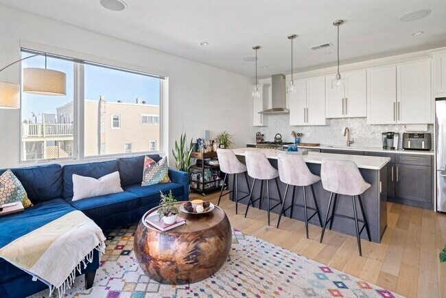 Building Photo - 946 Saratoga St