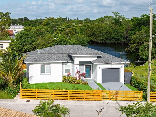 Building Photo - 655 NW 24th Ave