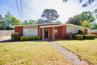 Building Photo - ** 3 bed 2 bath located in Dalraida **Call...
