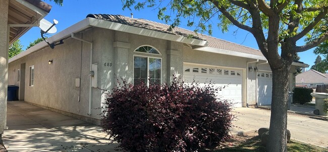 Building Photo - 689 Gateway Cir