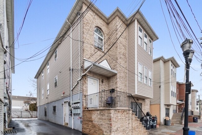 Building Photo - 58 1st St