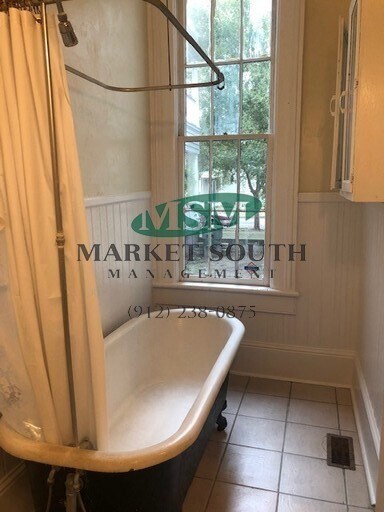 Building Photo - 308 E Waldburg St