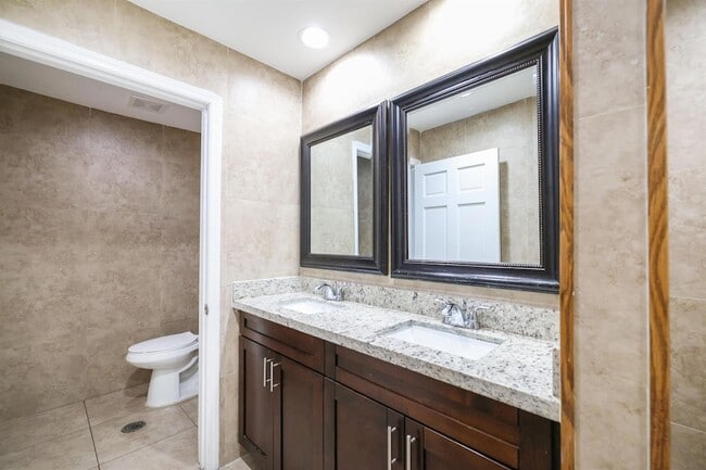 Building Photo - 927 Siesta Key Blvd