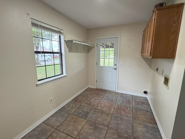 Building Photo - Beautiful home, newly updated near schools