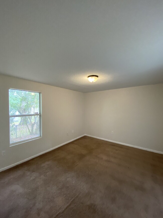 Building Photo - "Spacious 4-Bedroom Home with 2 Full Baths...