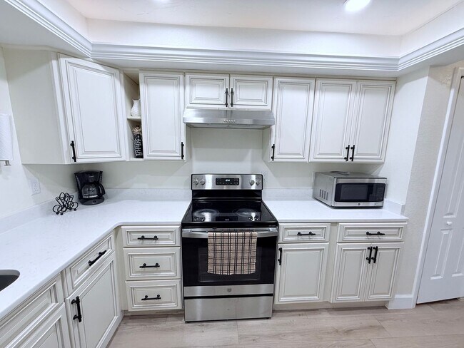 Building Photo - Beautifully Updated & Furnished 2-Bed/2-Bath Villa in Palm Aire – Sarasota, FL