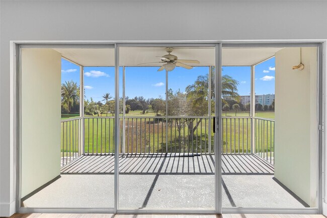Building Photo - 2800 N Palm Aire Dr