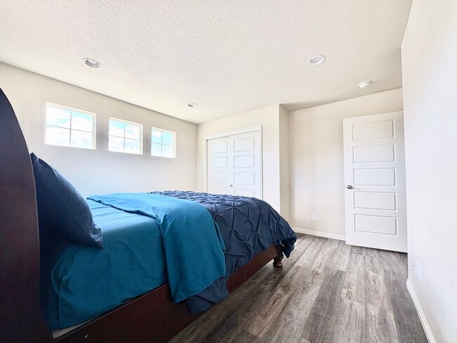 Building Photo - 3 Bed, 2.5 Bath Lakeview Home (Upper Unit) with Private Yard in Quiet Neighborhood!