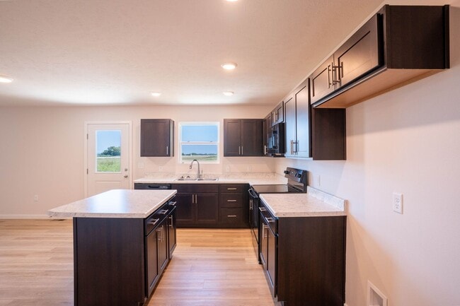 Building Photo - Beautiful newer 3 bed home with 3 car garage