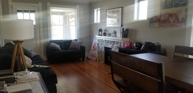 Building Photo - GORGEOUS REMODELED HALF-DUPLEX 1 BLOCK FRO...