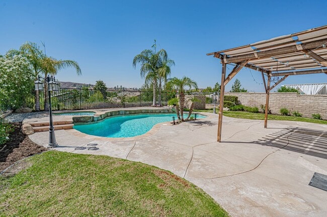 Building Photo - Spacious 4-Bedroom Pool Home in Saugus wit...