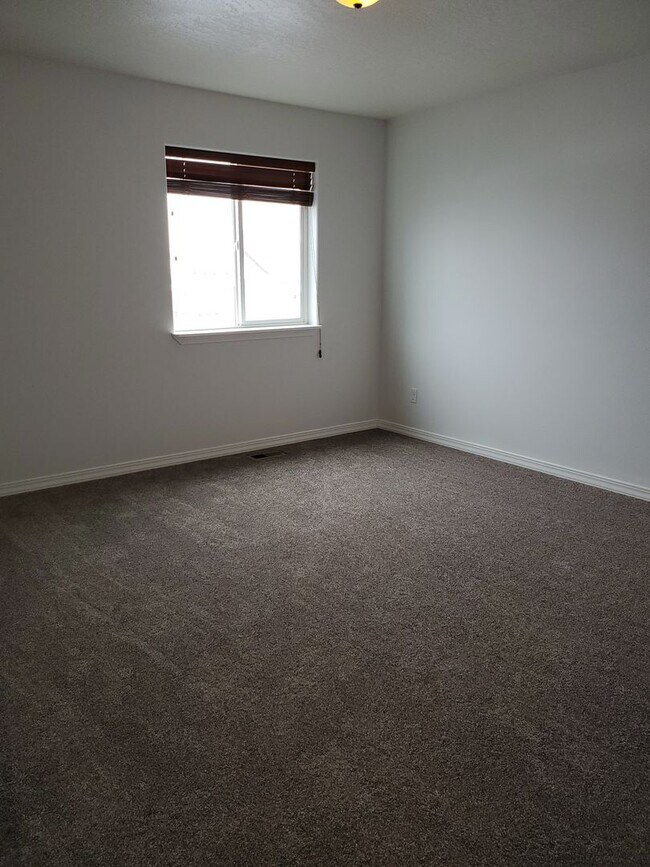 Building Photo - Beautiful 4 bedroom 3 bath home in the Landings!